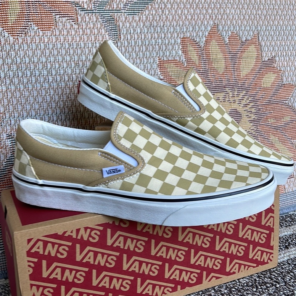 Vans WMNS Classic Slip-0
Checkerboard Taos Taupe
VN0A5A08YUU
Sneakers - Picture 5 of 16